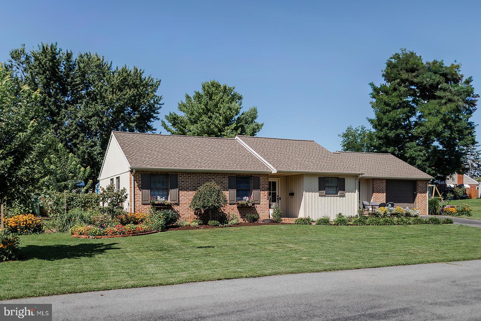 6350 Hollow Dr, East Petersburg, PA 17520 photo