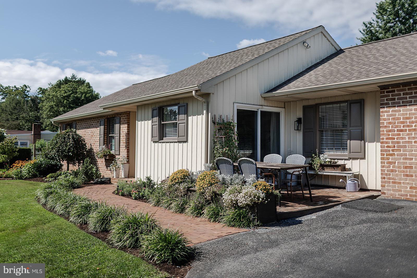 6350 Hollow Dr, East Petersburg, PA 17520 photo