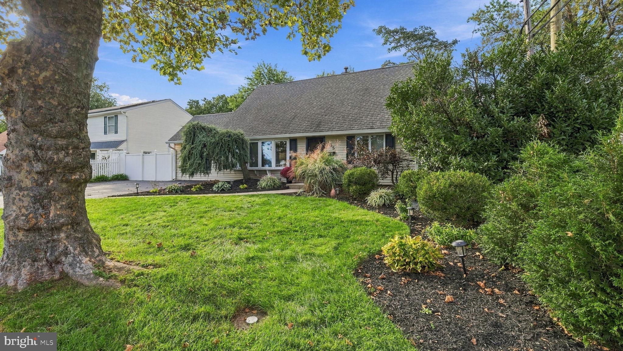105 Queen Lily Rd, Levittown, PA 19057 photo