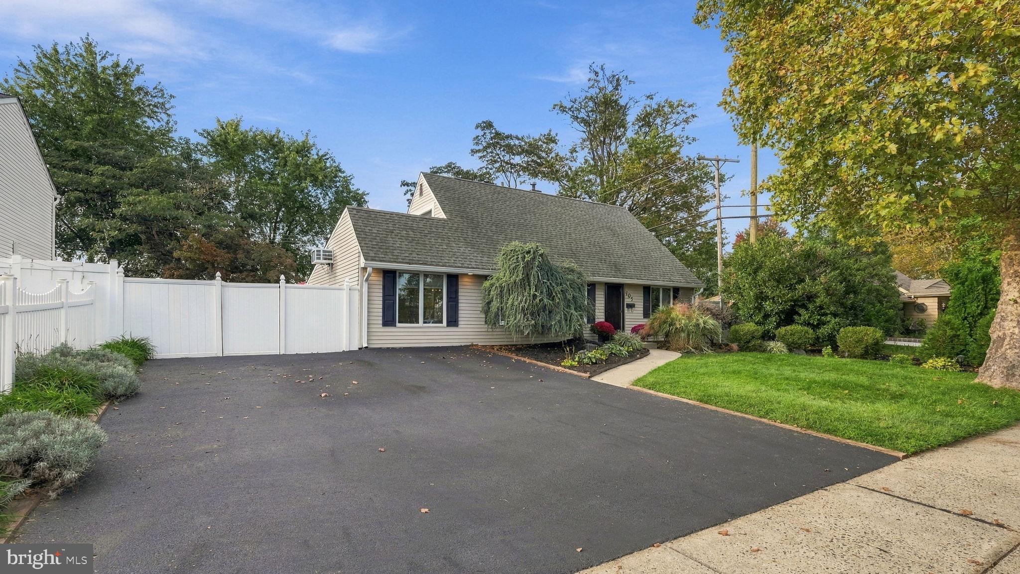 105 Queen Lily Rd, Levittown, PA 19057 photo