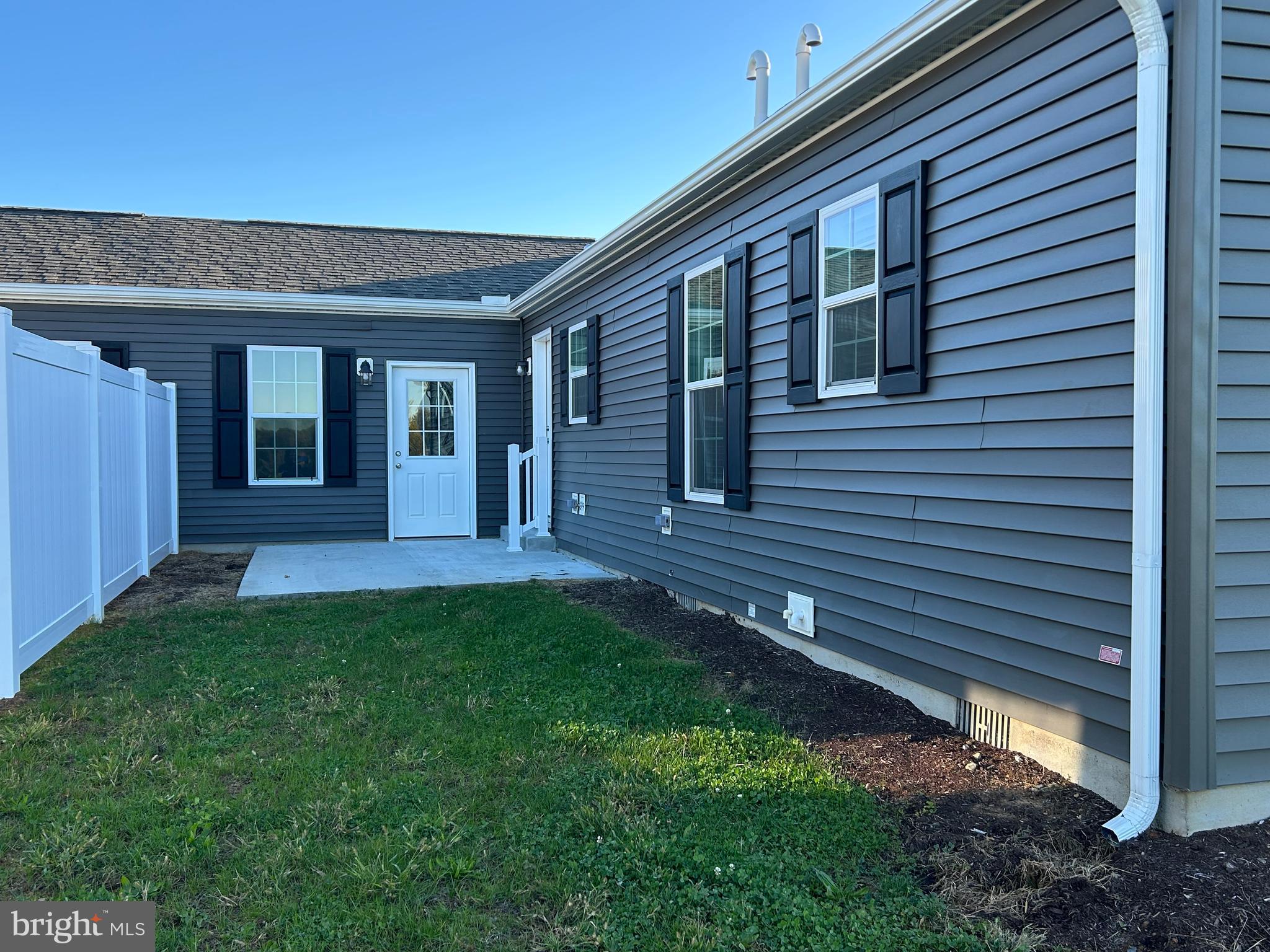 433 Eastwood Ln, Lancaster, PA 17601 photo