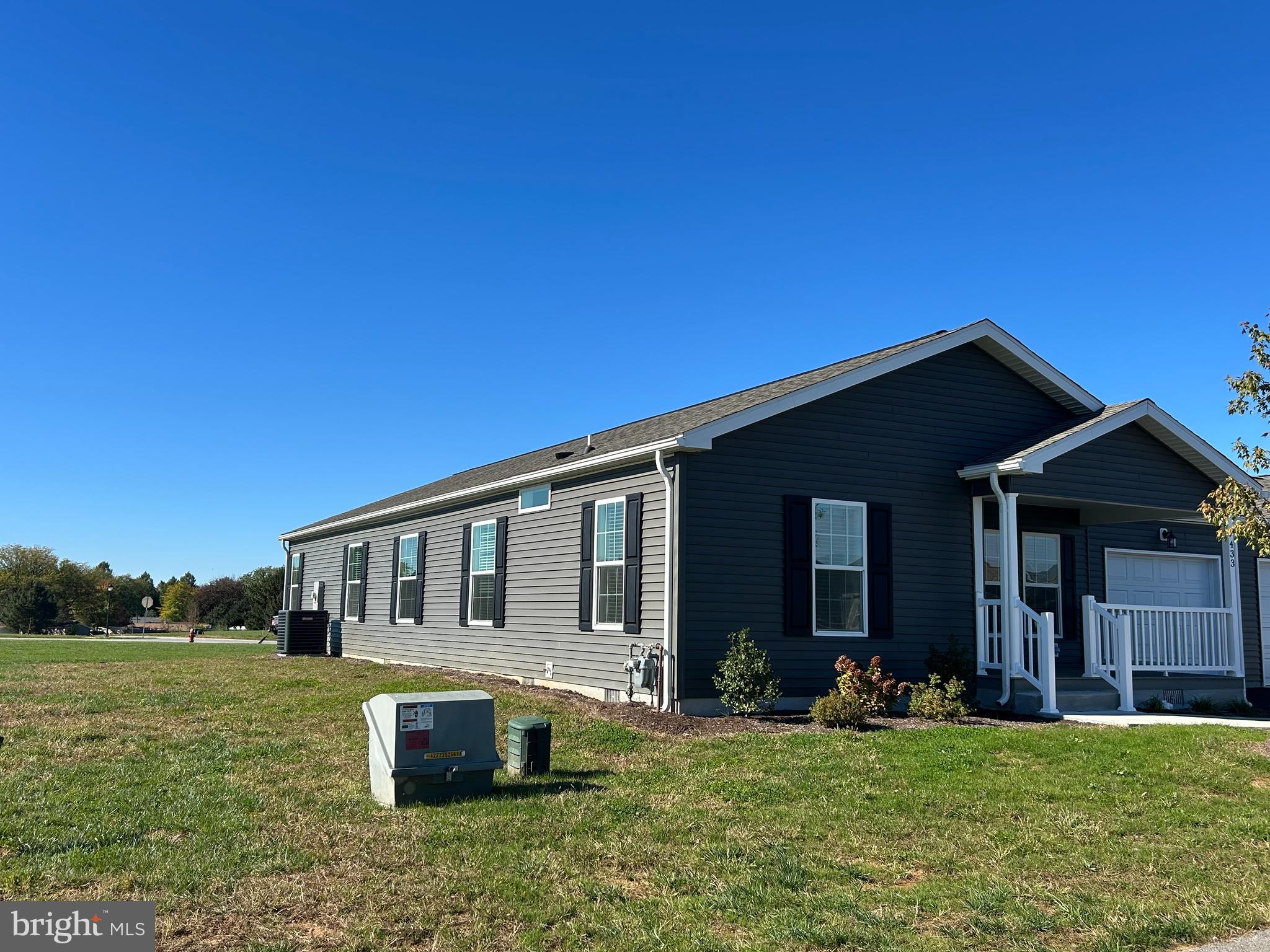 433 Eastwood Ln, Lancaster, PA 17601 photo