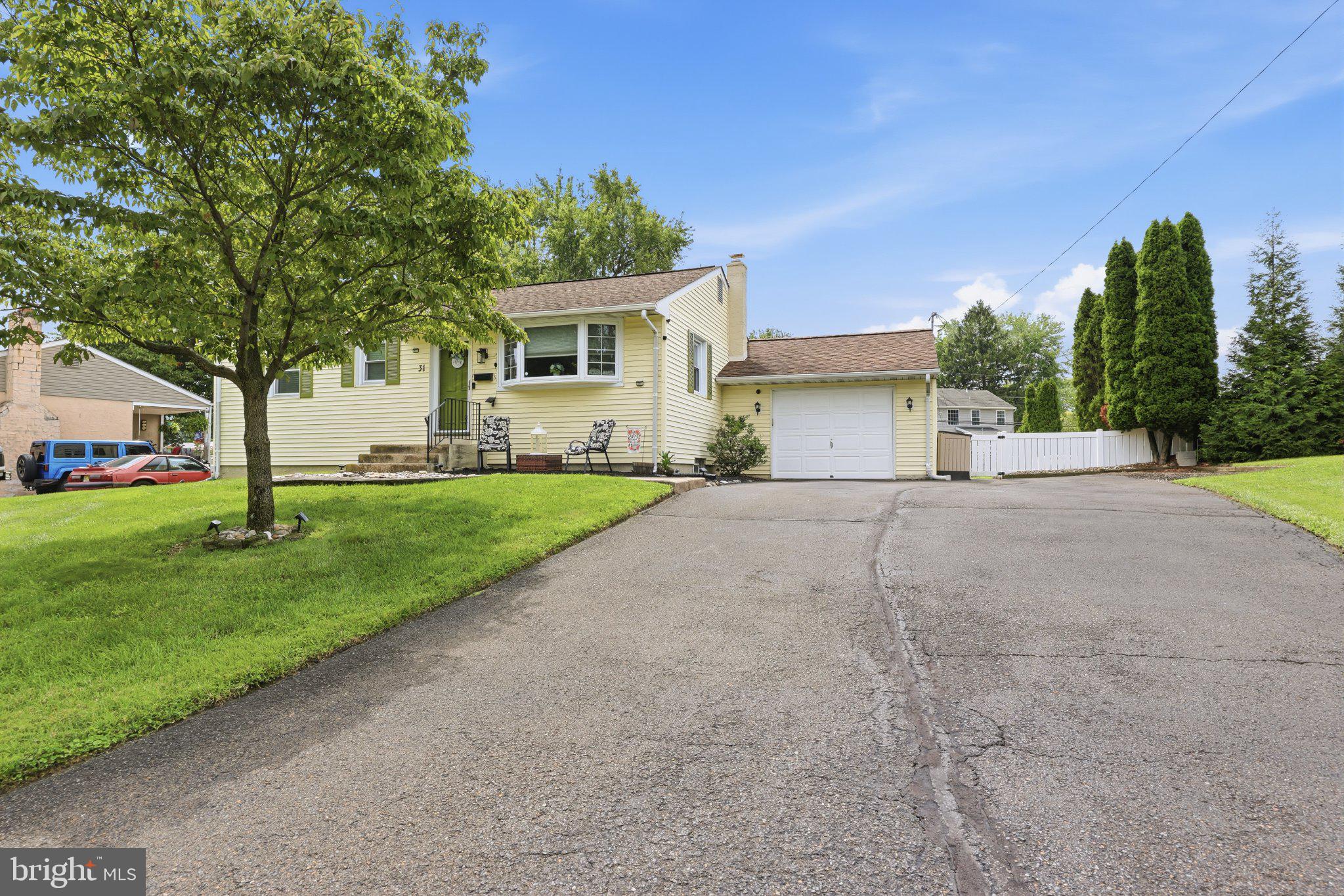 31 Mapleview Dr, Feasterville Trevose, PA 19053
