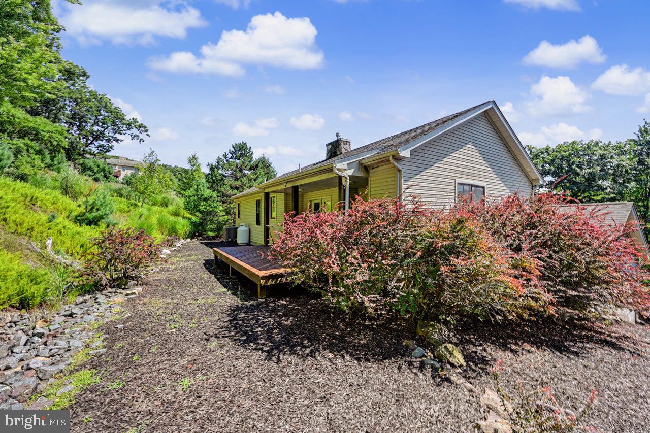 10 Bluestone Ct, Lake Harmony, PA 18624 photo