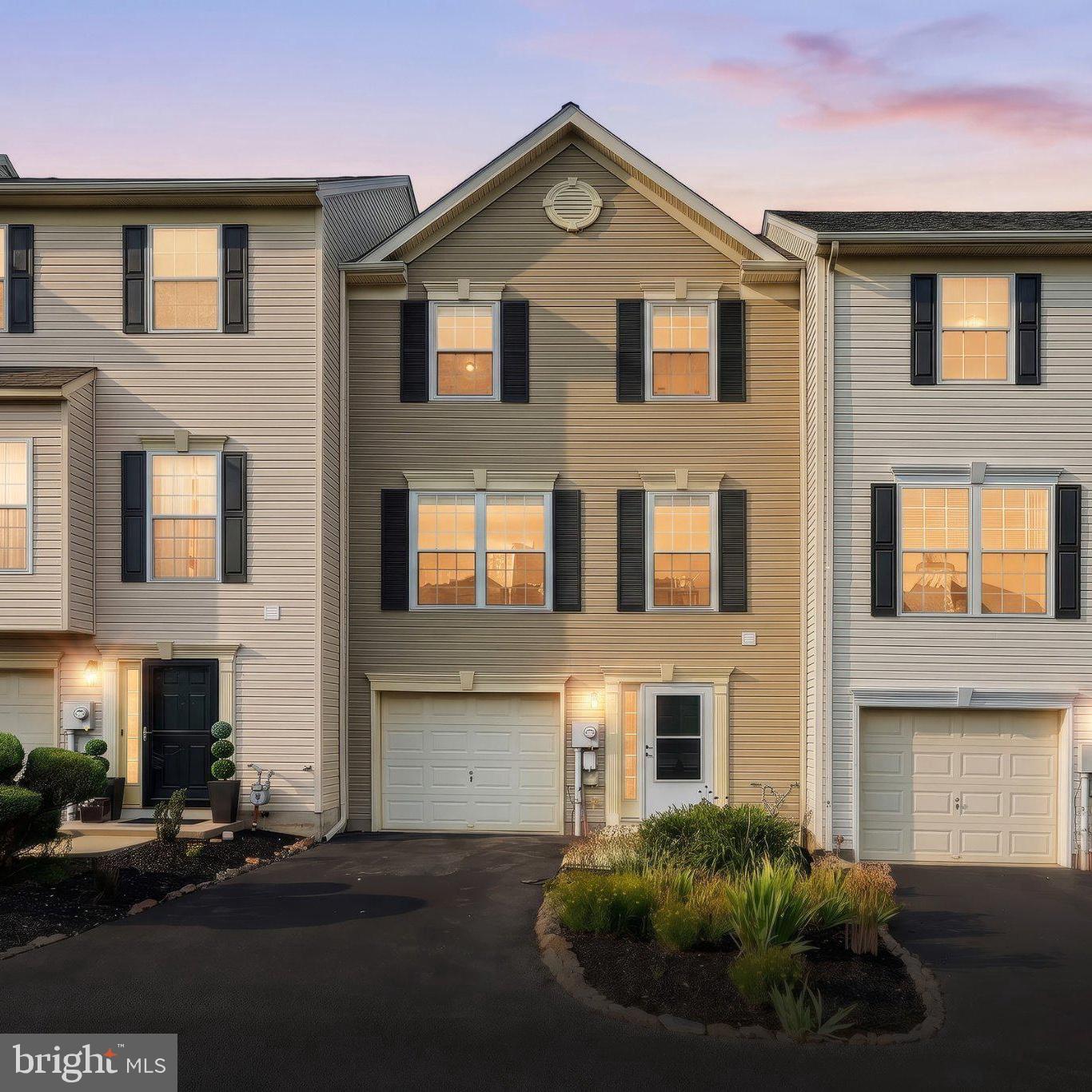 266 Country Ridge Dr, Red Lion, PA 17356