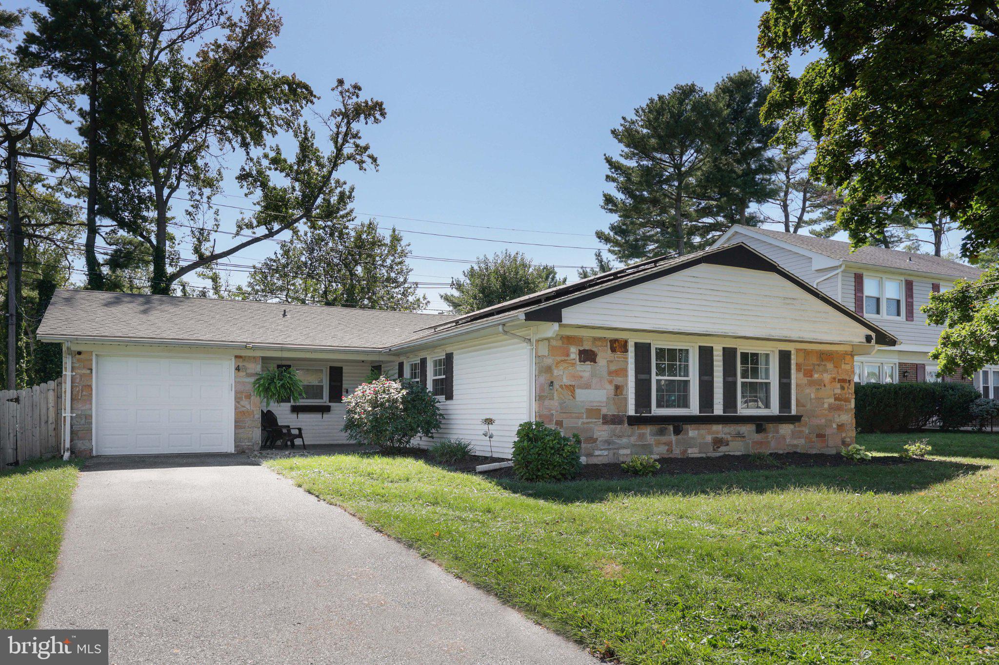 40 Holiday Ln, Willingboro, NJ 08046