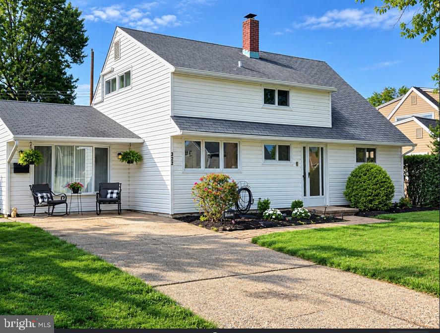 223 Indian Creek Dr, Levittown, PA 19057