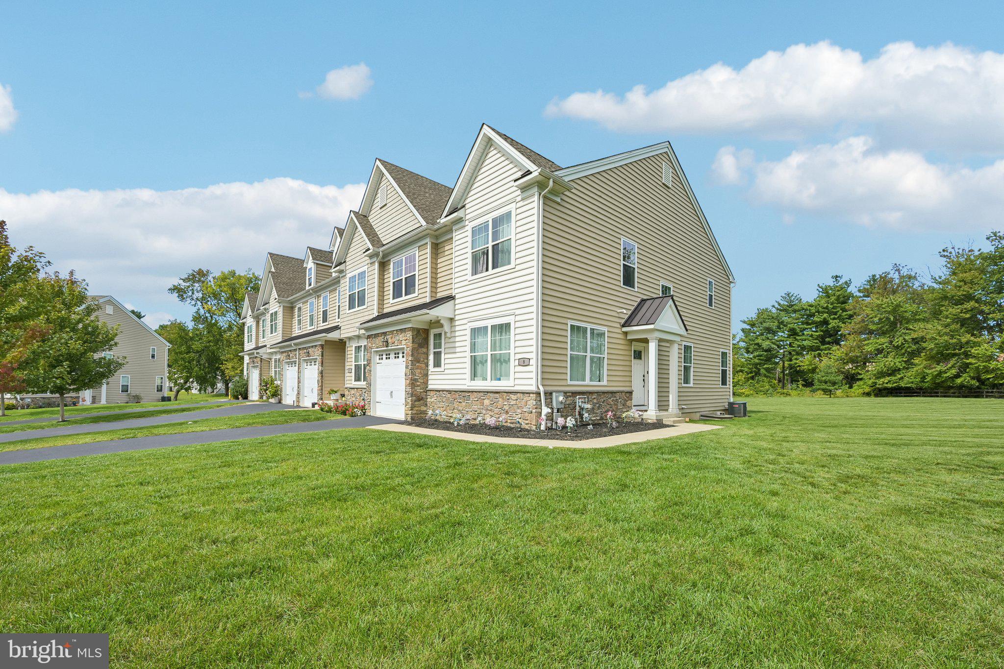 8 Ella Cir, Huntingdon Valley, PA 19006 photo