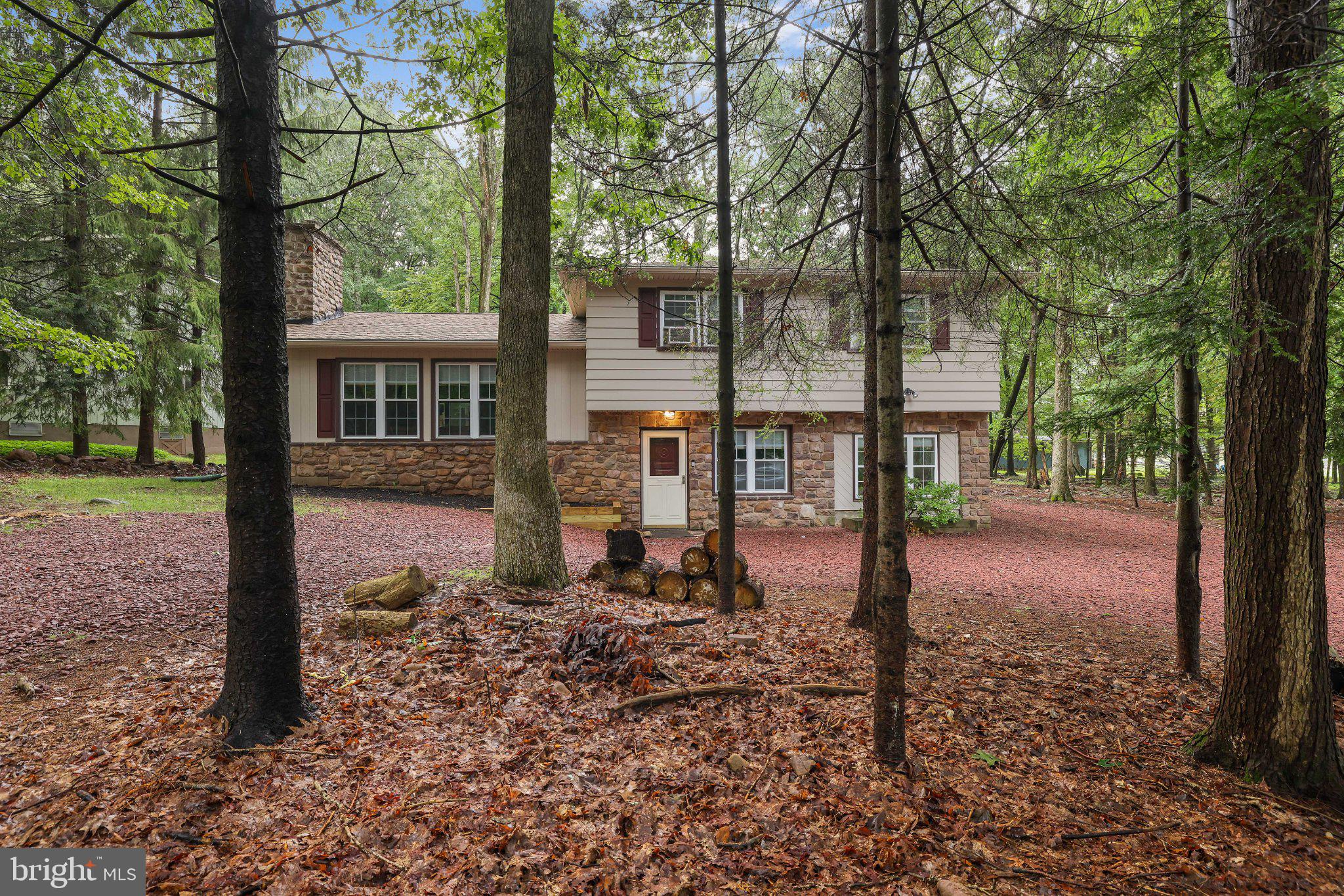 14 Sassafras Rd, Lake Harmony, PA 18624