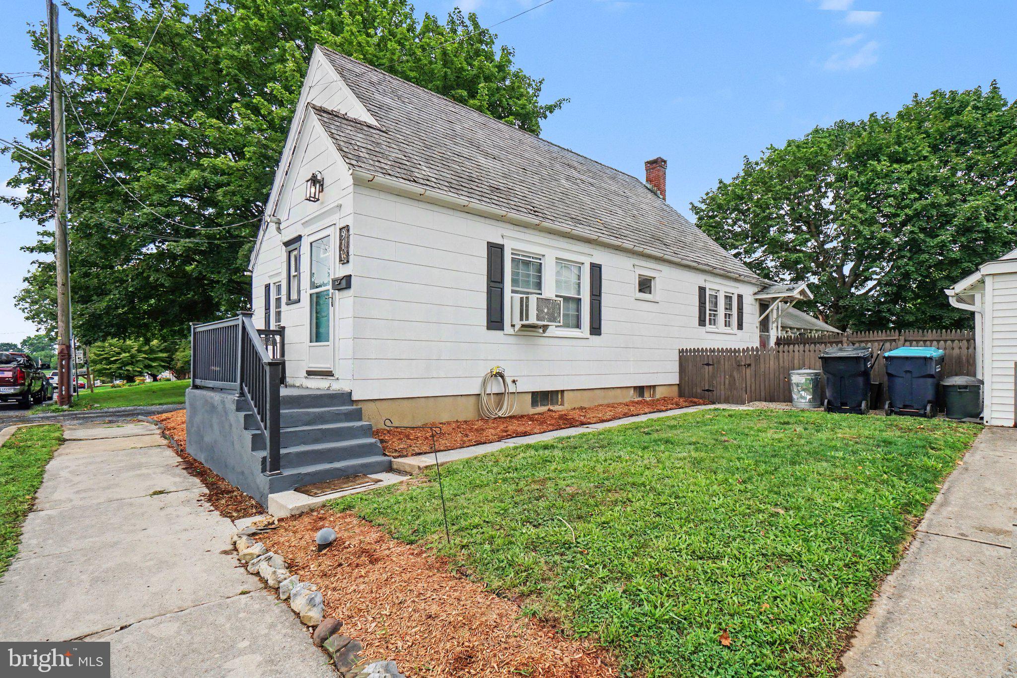 911 W Cherry St, Palmyra, PA 17078 photo