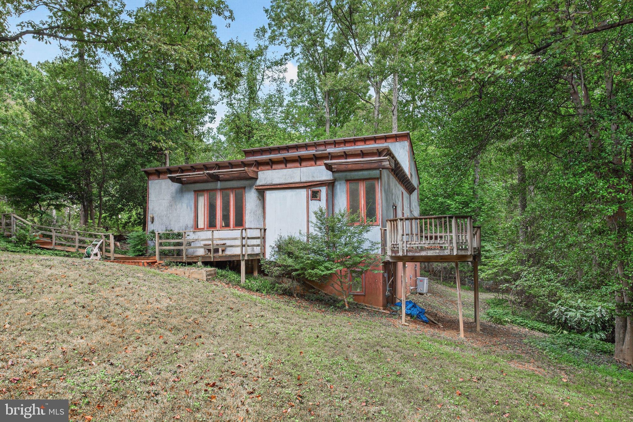 10708 Meadowood Dr, Vienna, VA 22181