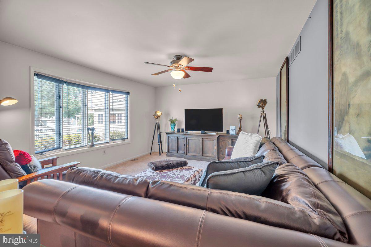 19 Devon Ct, Maple Shade, NJ 08052 photo