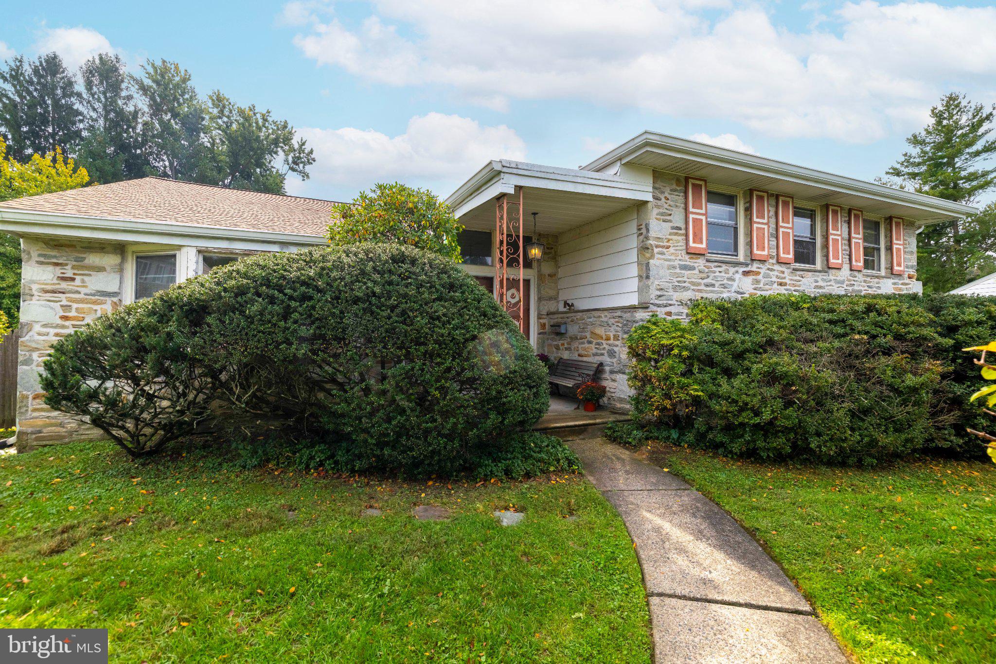 2004 Lodges Ln, Oreland, PA 19075