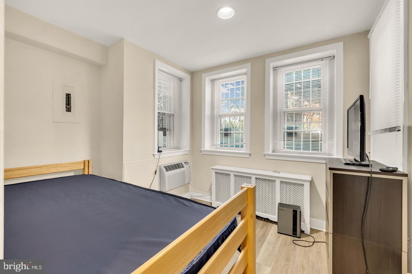 323 Maryland Ave, Washington, DC 20002 photo