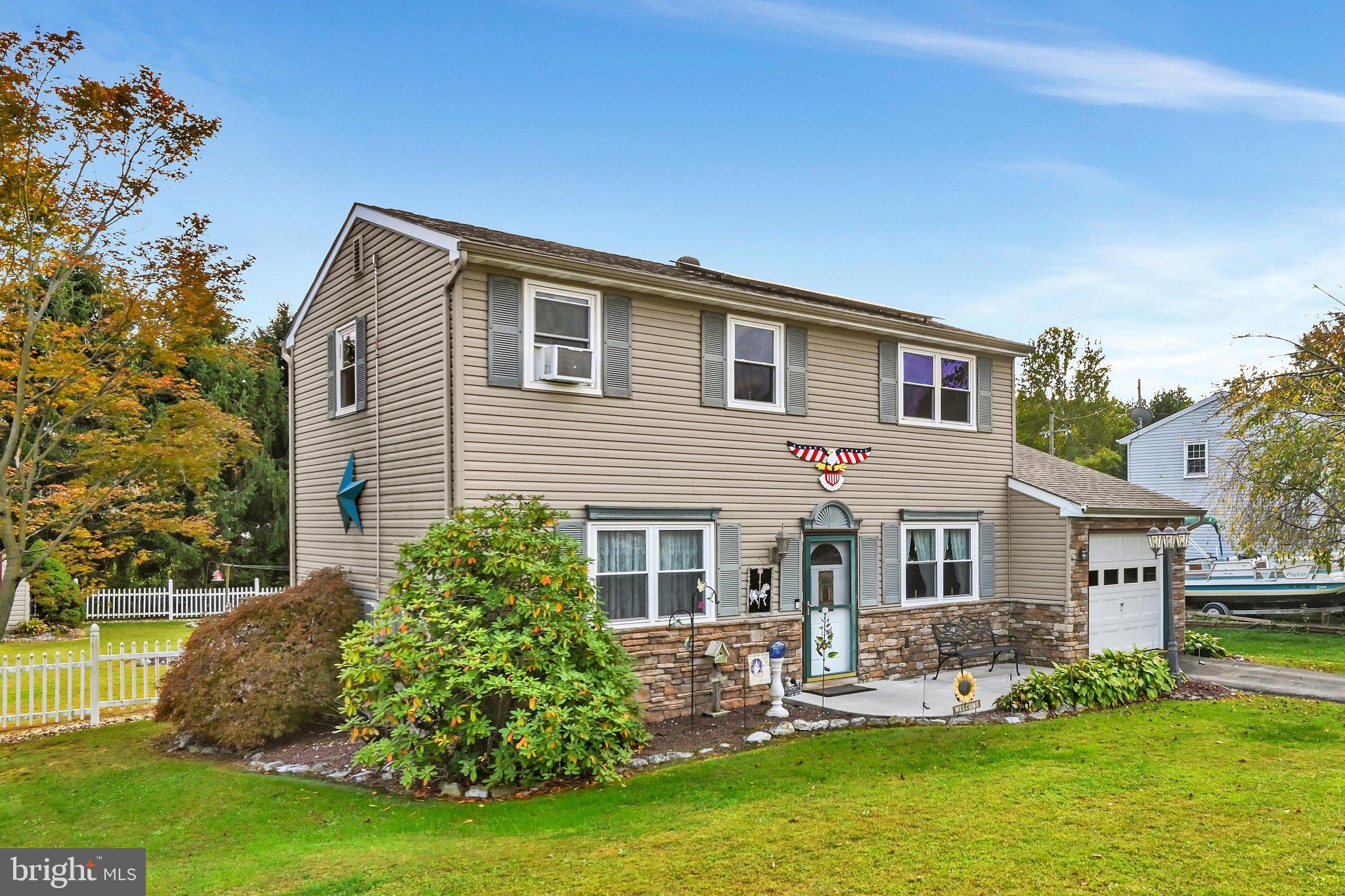 4096 Hilltop Dr, Mount Joy, PA 17552