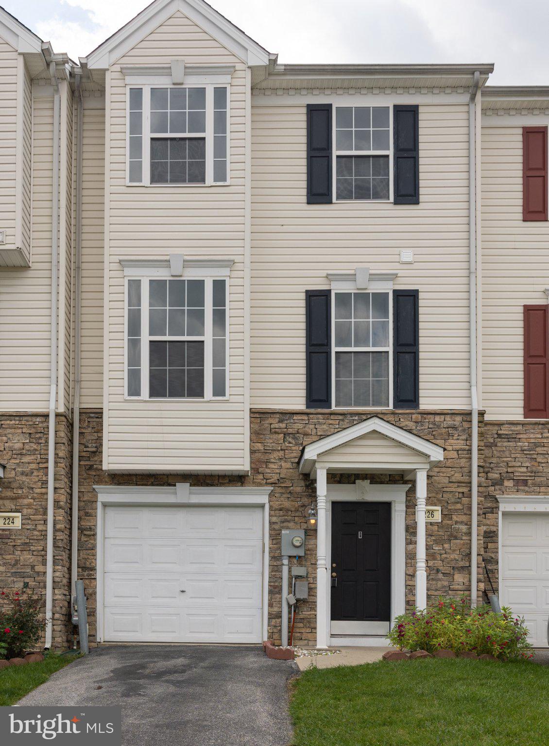 226 Bruaw Dr, York, PA 17406