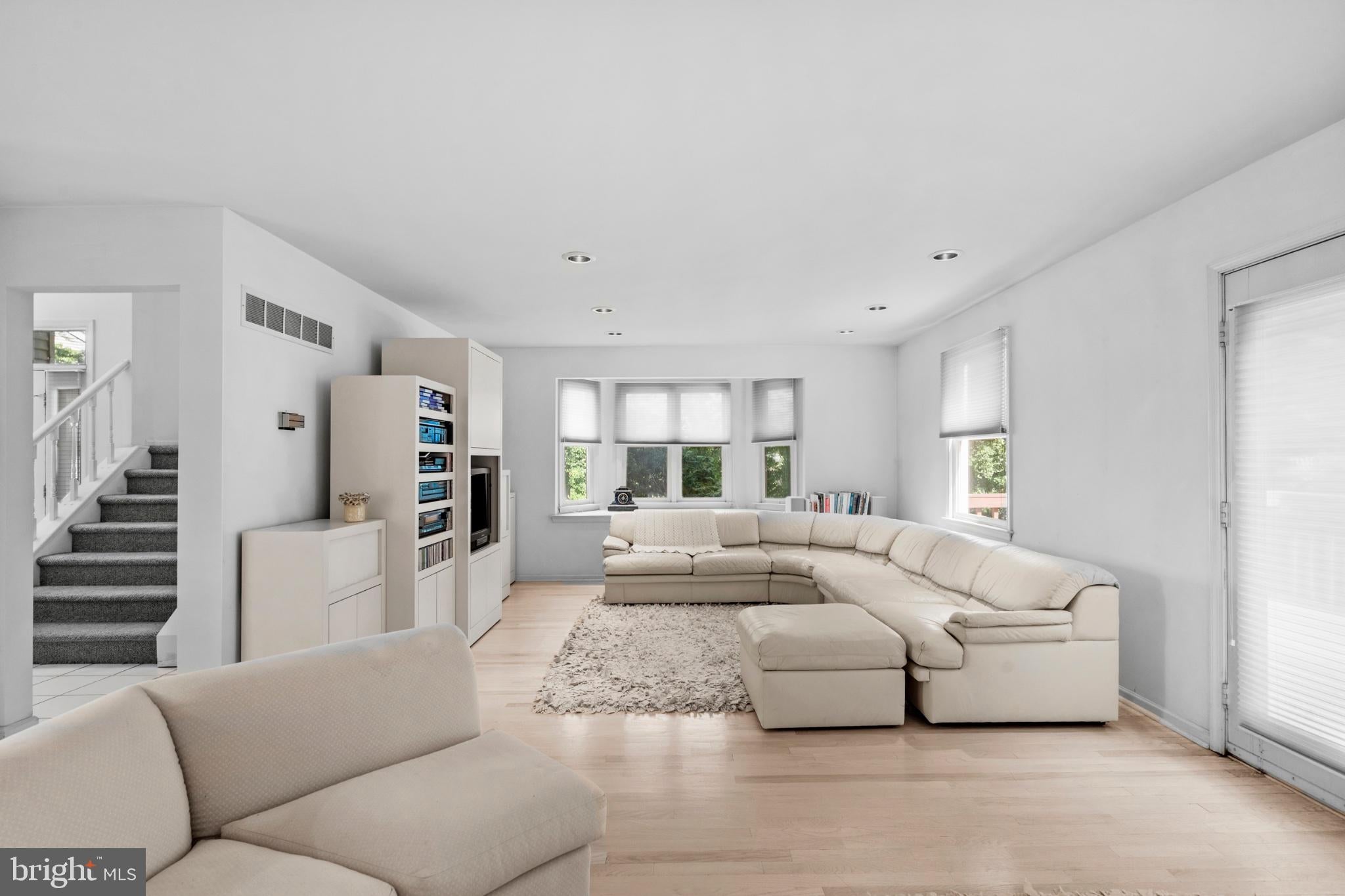 256 Sycamore Cir, Feasterville Trevose, PA 19053