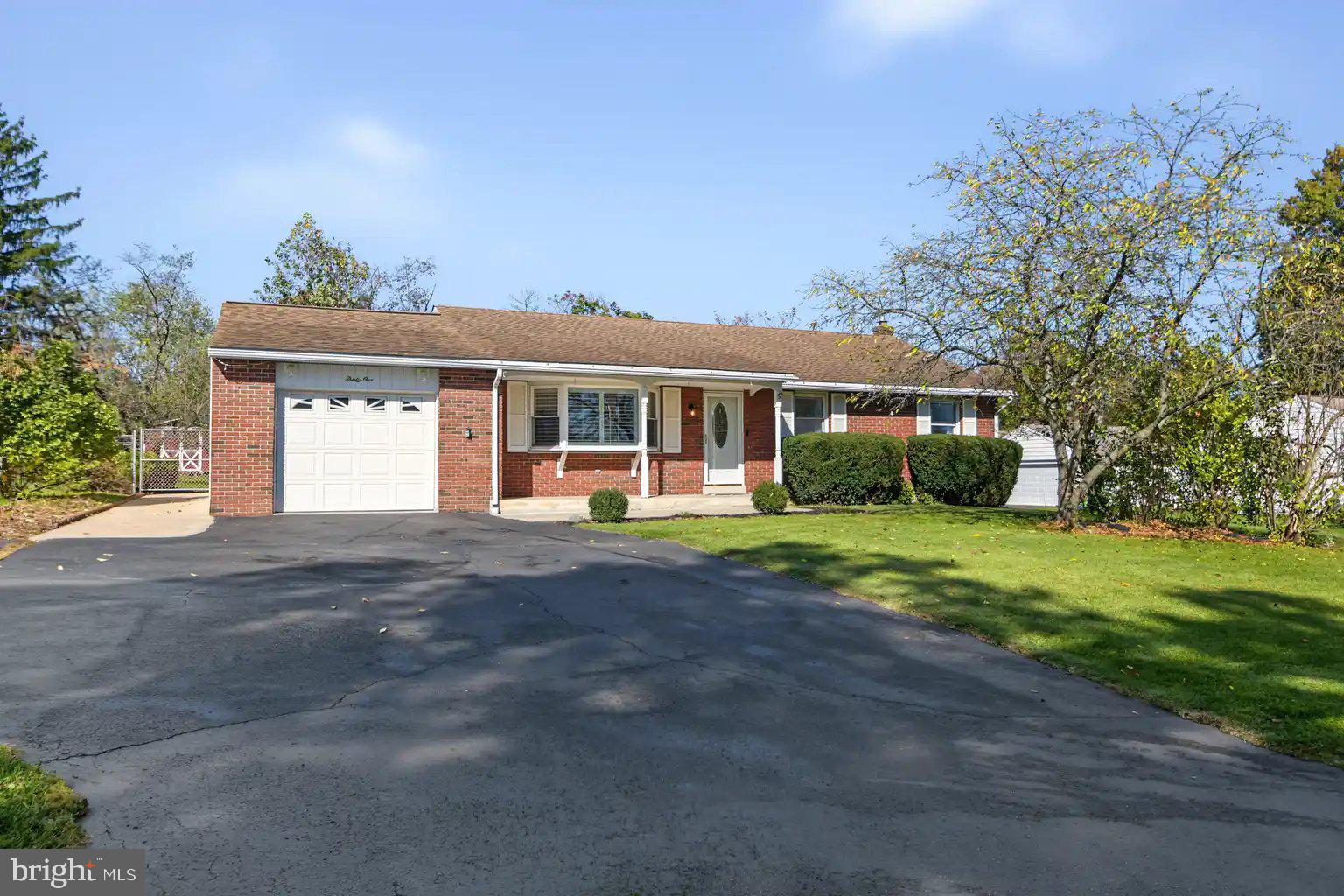 31 Oak St, Gilbertsville, PA 19525 photo