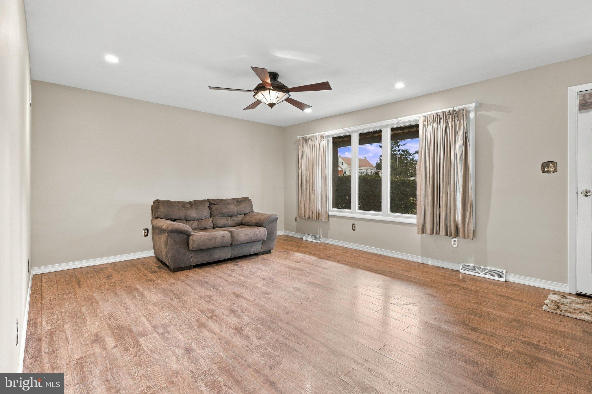 15 Skyline Dr, York, PA 17404 photo