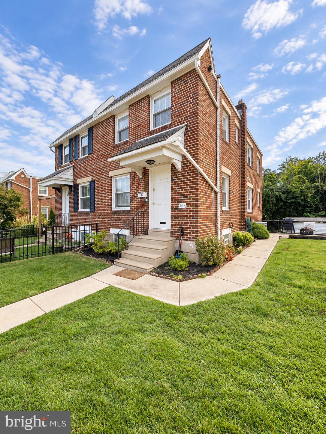 609 Acorn St, Philadelphia, PA 19128