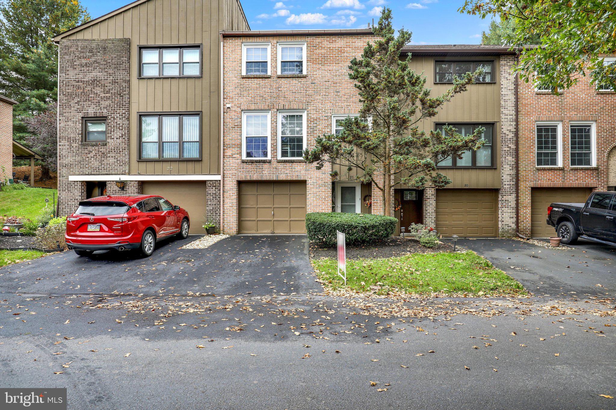 21 Club Ln, Reading, PA 19607