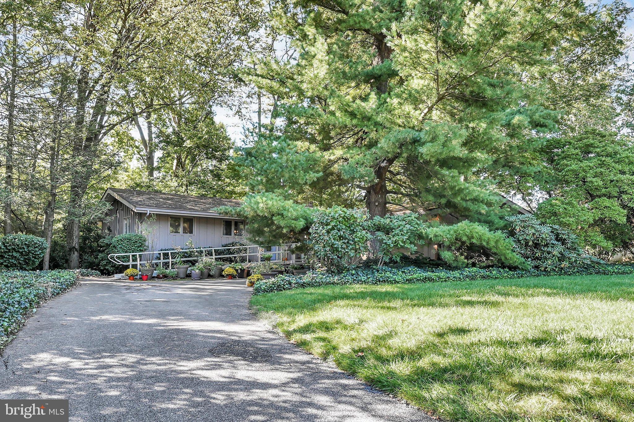 1734 Colonial Manor Dr, Lancaster, PA 17603