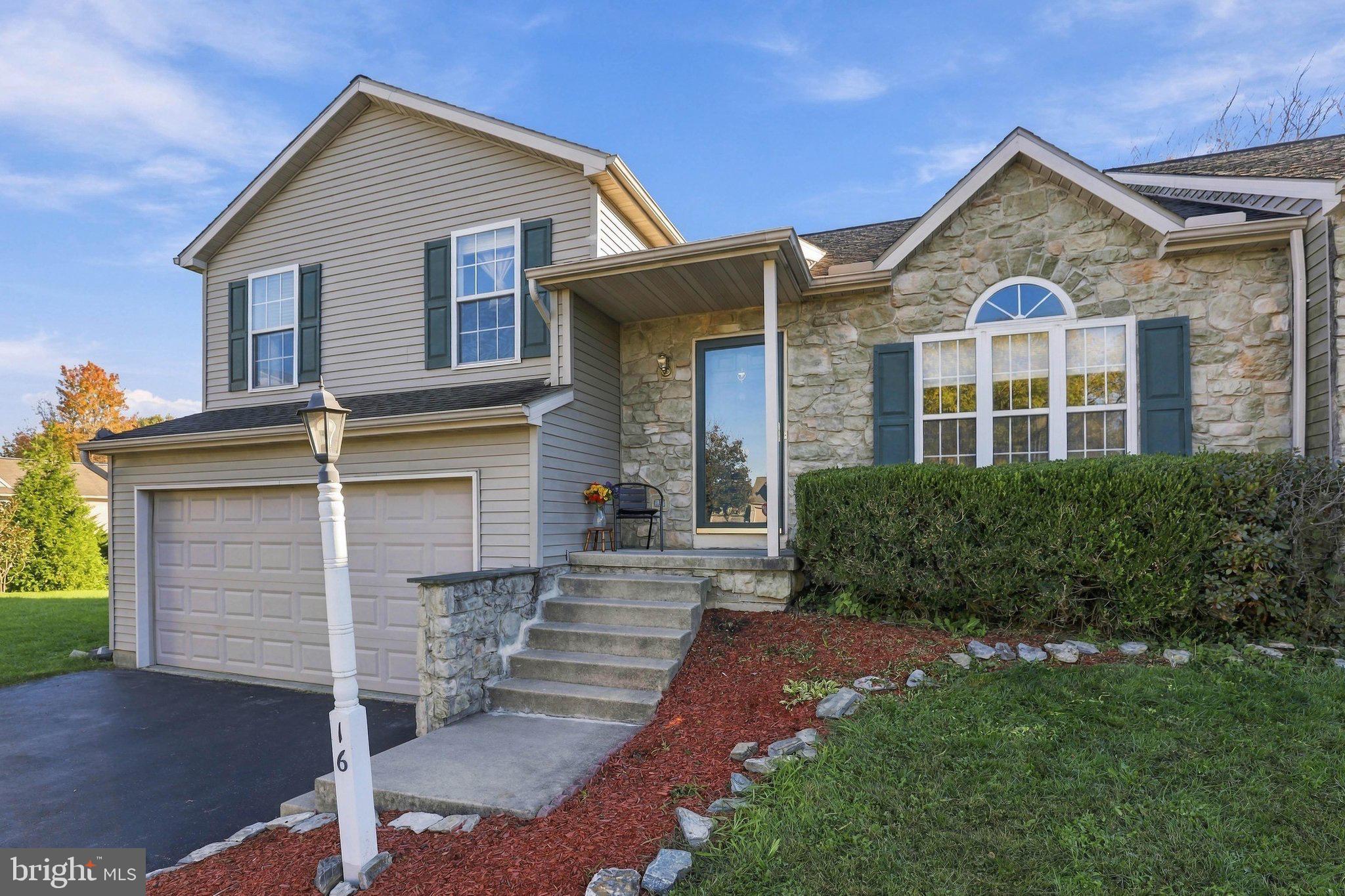 16 Pebble Creek Dr, Lititz, PA 17543 photo