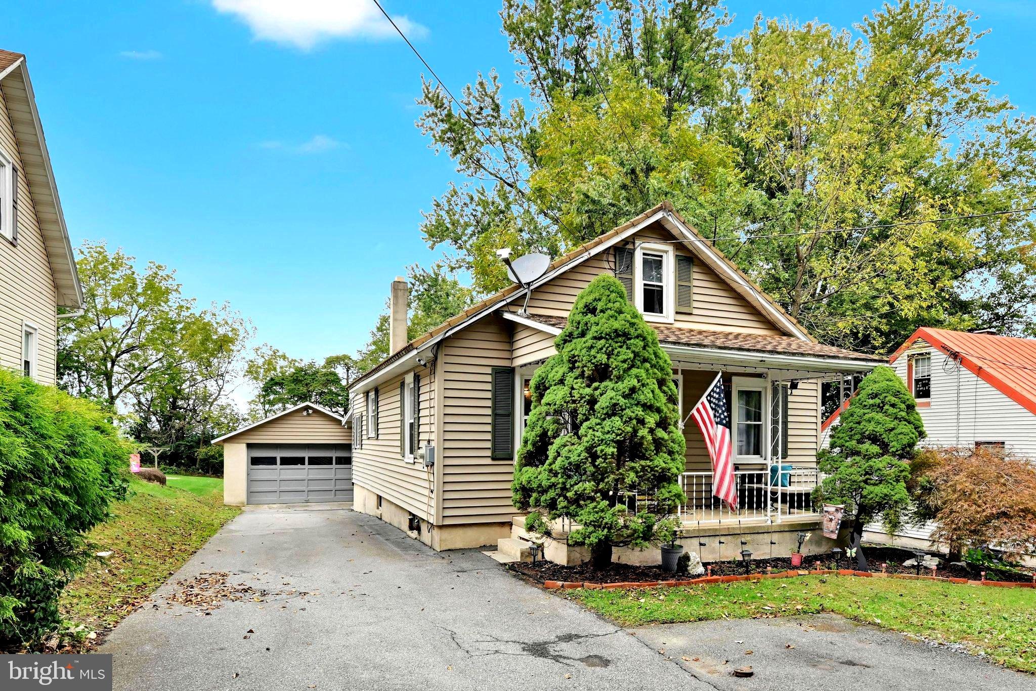 261 W Poplar St, Fleetwood, PA 19522 photo
