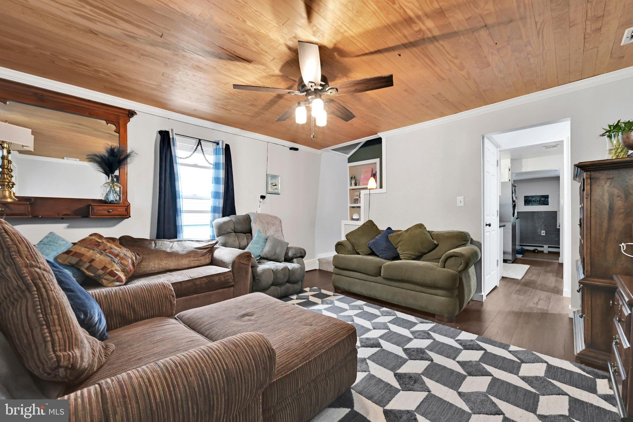 261 W Poplar St, Fleetwood, PA 19522 photo