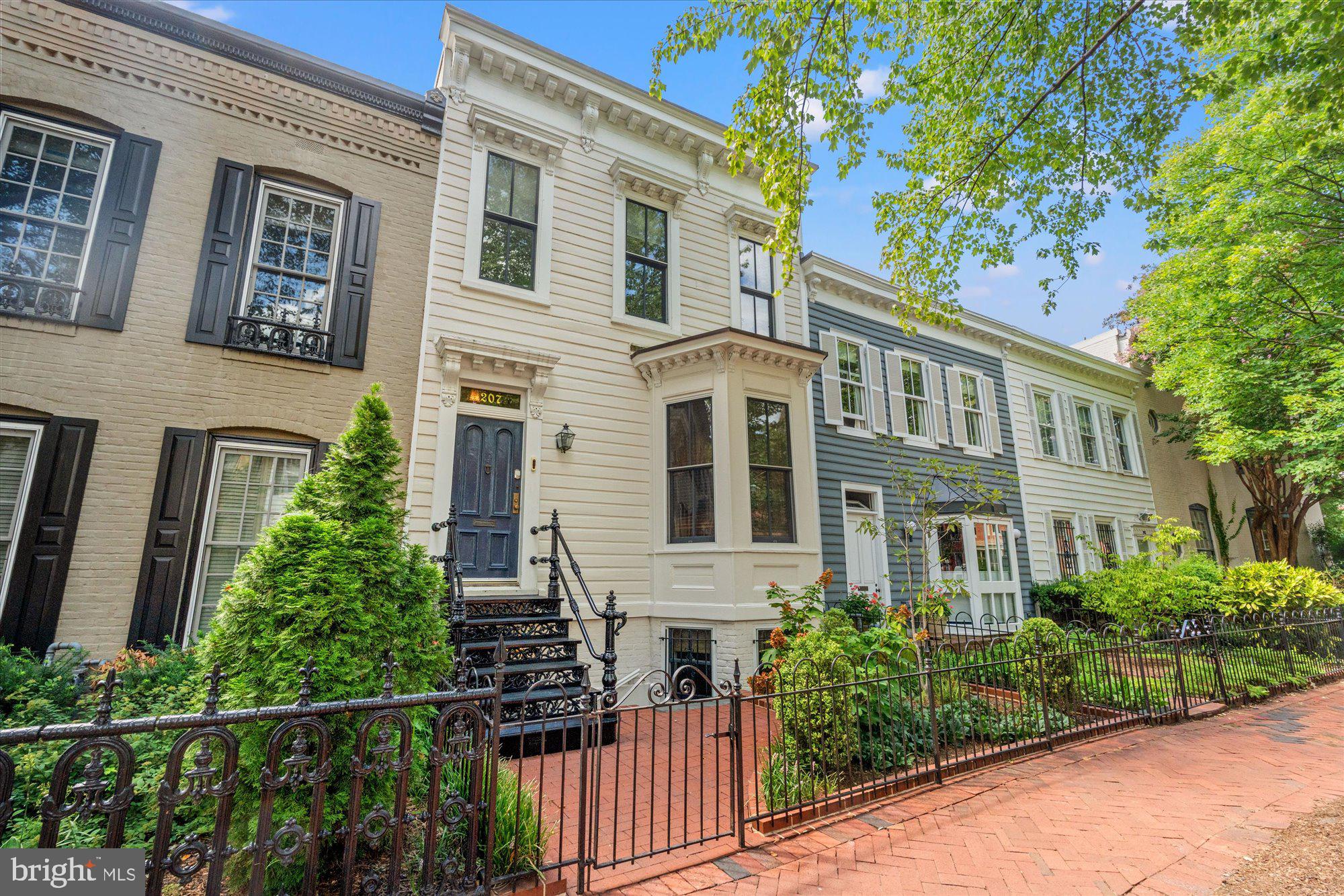 207 10th St, Washington, DC 20003