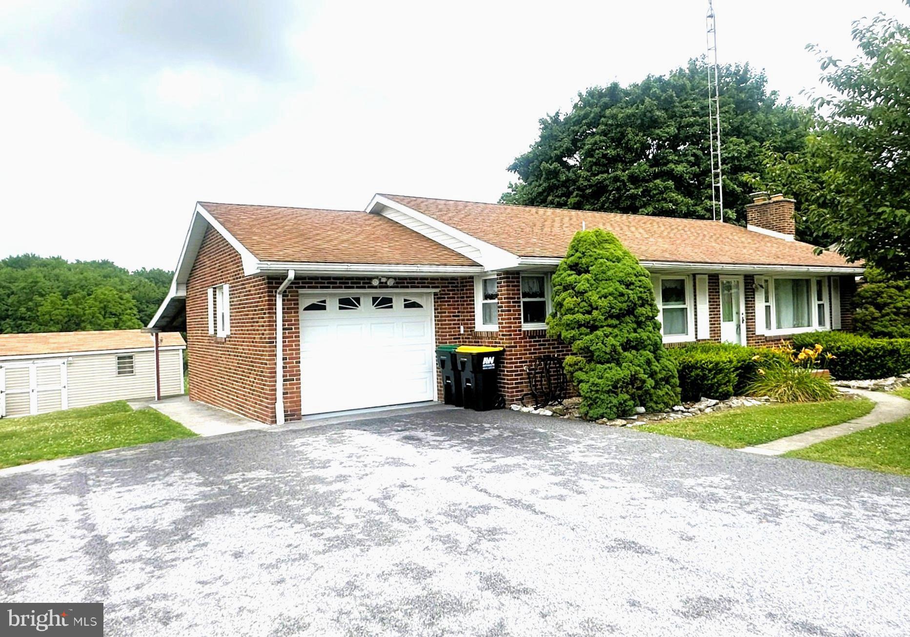 985 Fairview Dr, Hanover, PA 17331