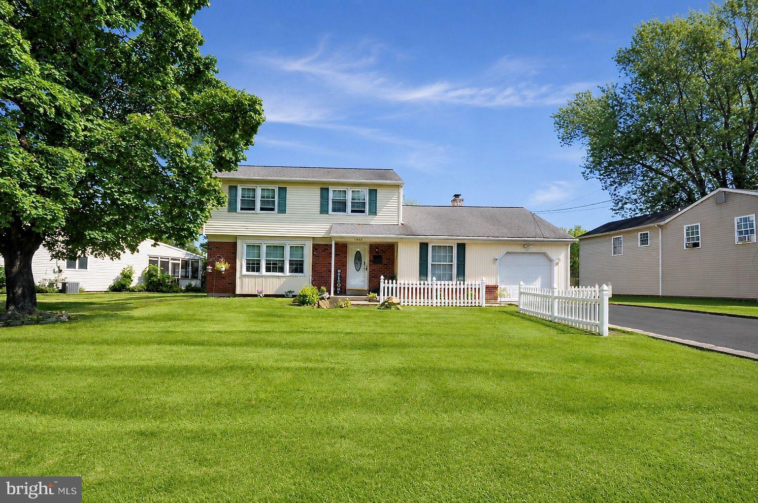 1091 Log College Dr, Warminster, PA 18974