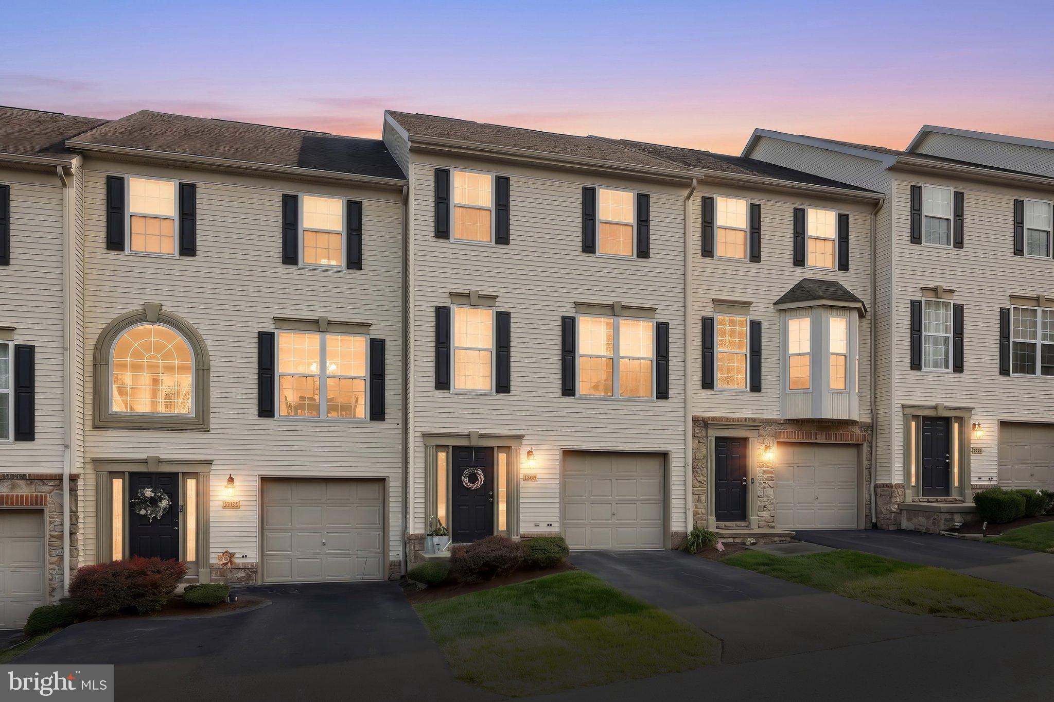 2720 Hunt Club Dr, York, PA 17402