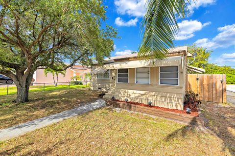 Single Family Residence in Lake Worth Beach FL 1031 N C Street.jpg