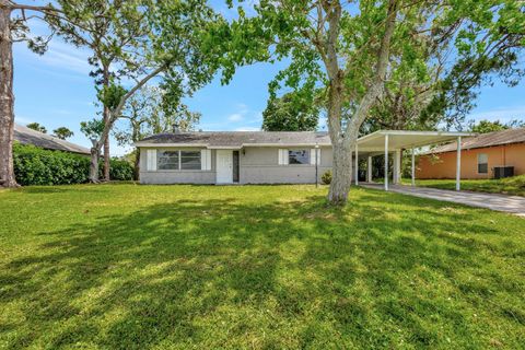 Single Family Residence in Port St Lucie FL 250 SW Thornhill Drive.jpg