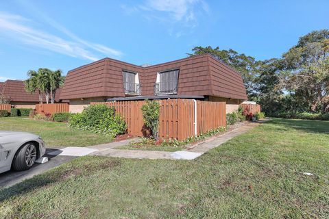 Townhouse in Stuart FL 5852 SE Riverboat Drive.jpg