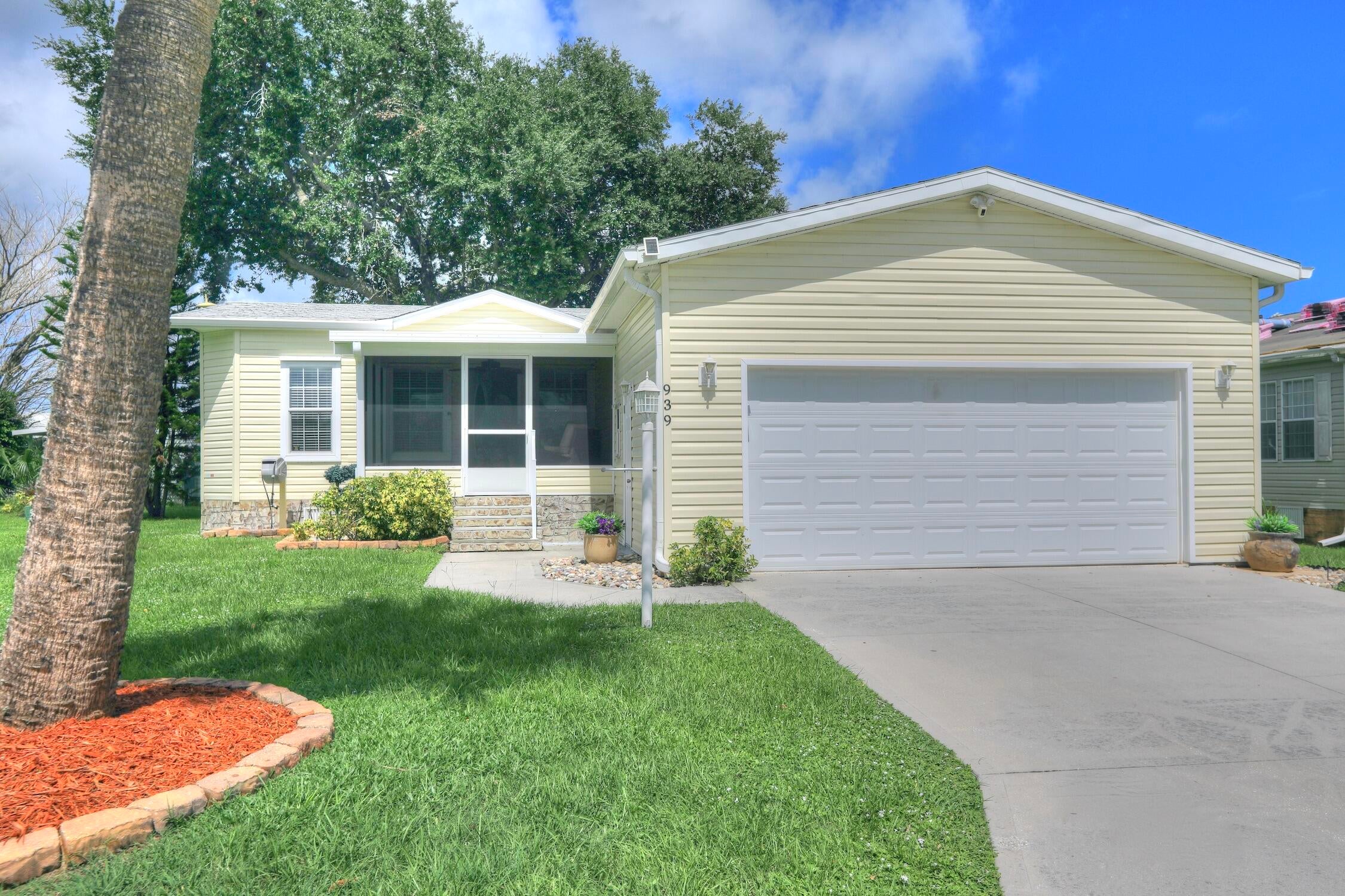 939 Pecan Cir, Barefoot Bay, FL 32976