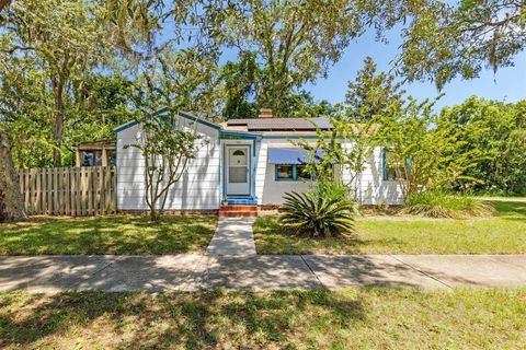 Single Family Residence in Fernandina Beach FL 112 S 14th St.jpg