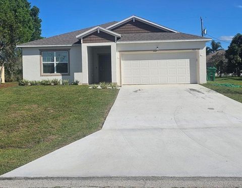 Single Family Residence in Port St Lucie FL 582 SW Sea Holly Terrace.jpg