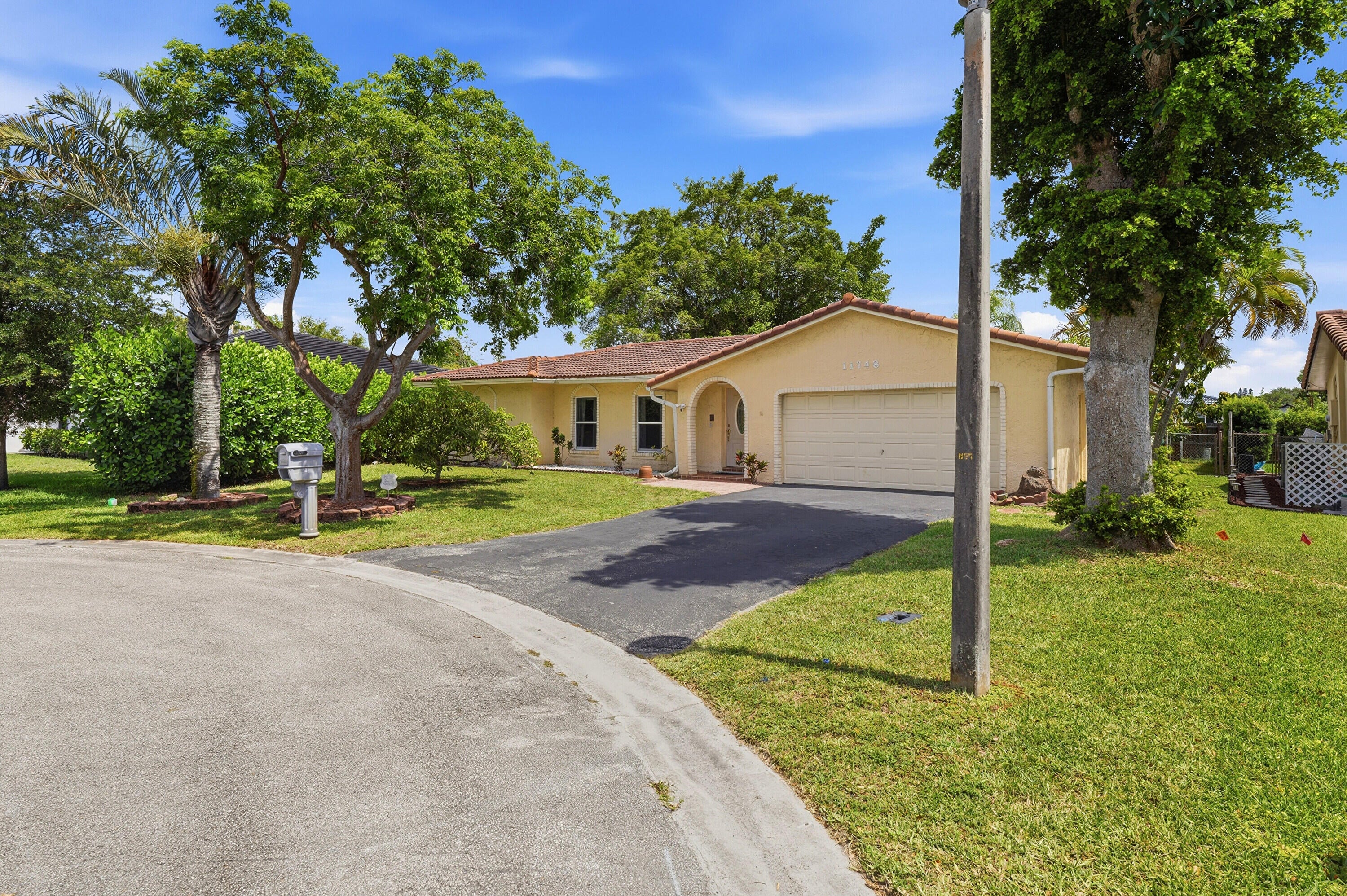 11748 28th St, Coral Springs, FL 33065