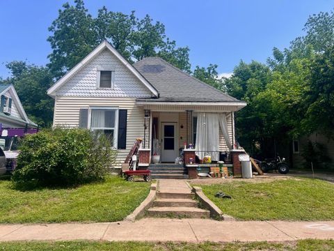 Single Family Residence in Springfield MO 733 W Brower Street.jpg