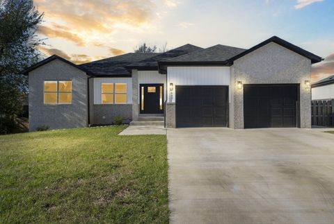 Single Family Residence in Springfield MO 647 W Bridgewood Court.jpg