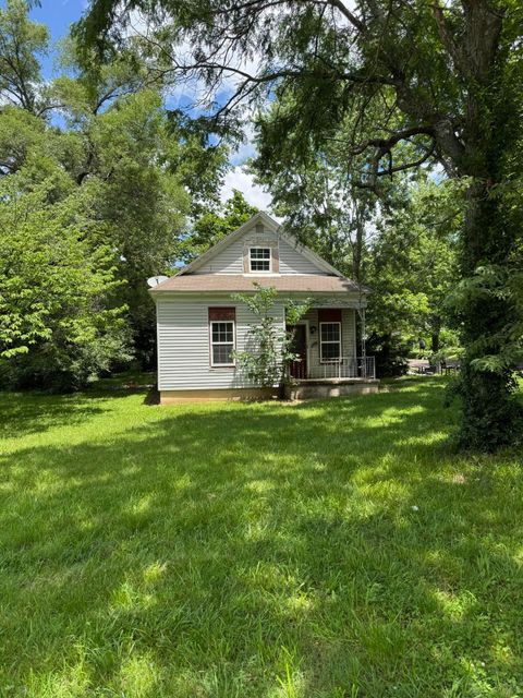 Single Family Residence in Springfield MO 2901 W Grand Street.jpg