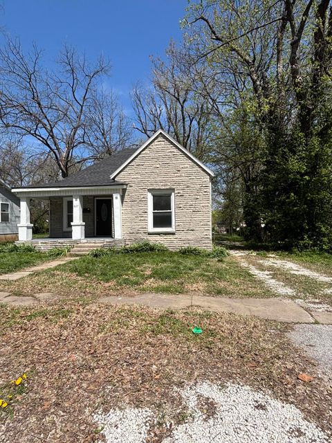 Single Family Residence in Springfield MO 827 E Garfield Street.jpg