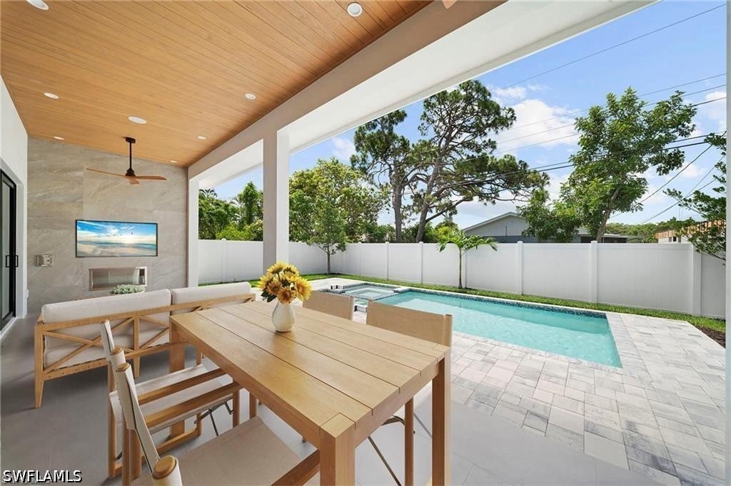 638 93 Ave, Naples, FL 34108