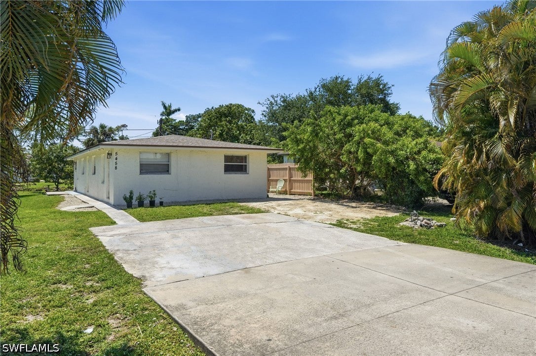 5458 Sholtz St, Naples, FL 34113