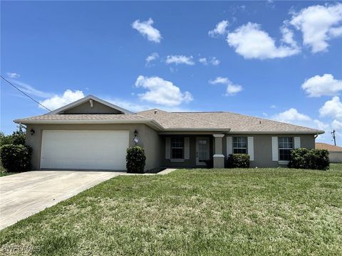 Single Family Residence in Lehigh Acres FL 460 Petite Avenue.jpg
