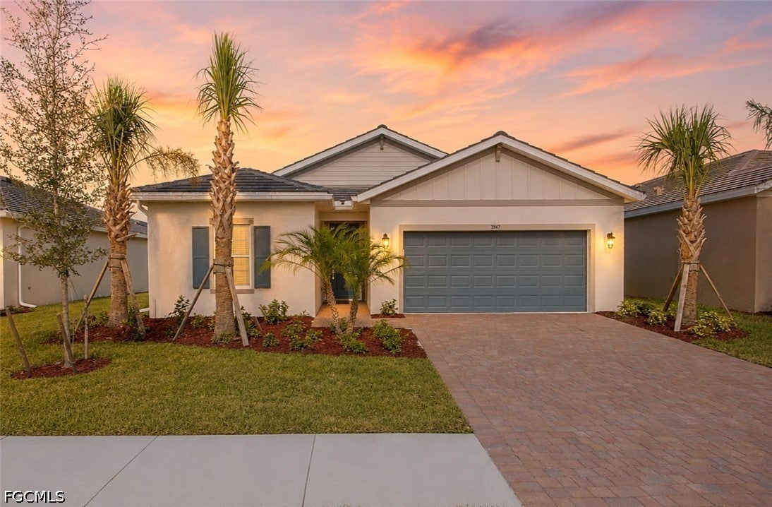 3947 Coneflower St, Alva, FL 33920