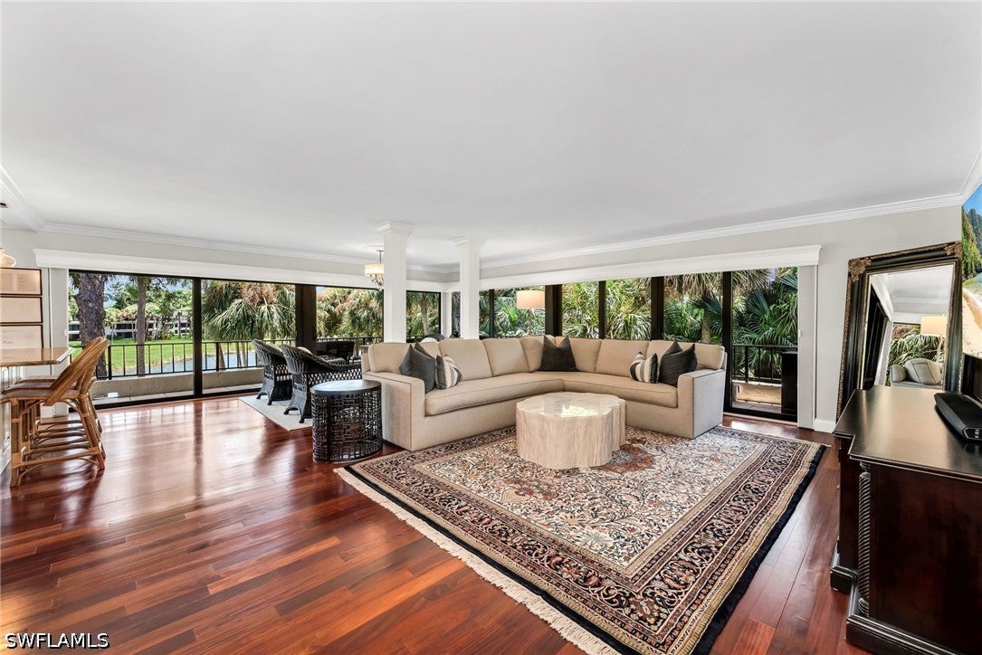 105 Clubhouse Ln, Naples, FL 34105