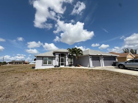 Single Family Residence in Cape Coral FL 1426 NE 5th Place.jpg